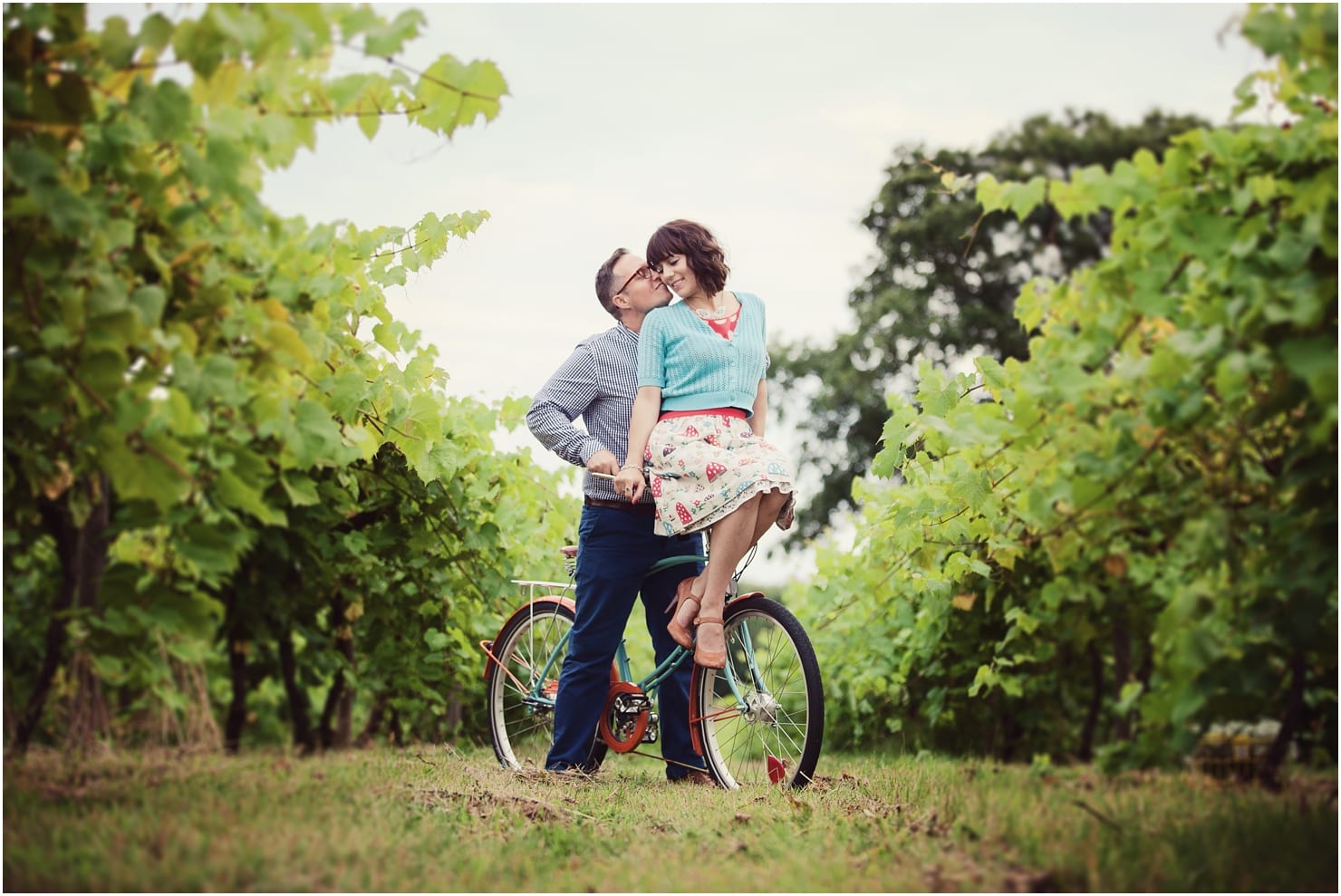 hampshire-wedding-photographer-photograph-wickham-vineyard-pashley-bike_0134